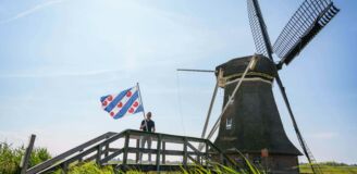 Henk met Friesevlag
